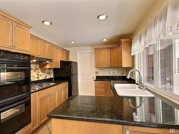 Remodeled granite kitchen w/double ovens & gas cooktop.