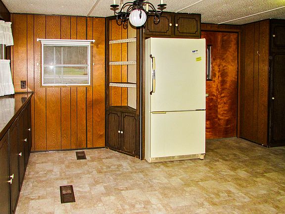 1689ReadingRd_Kitchen_12162013