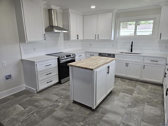 3rd image of 302 Saint Bernard St