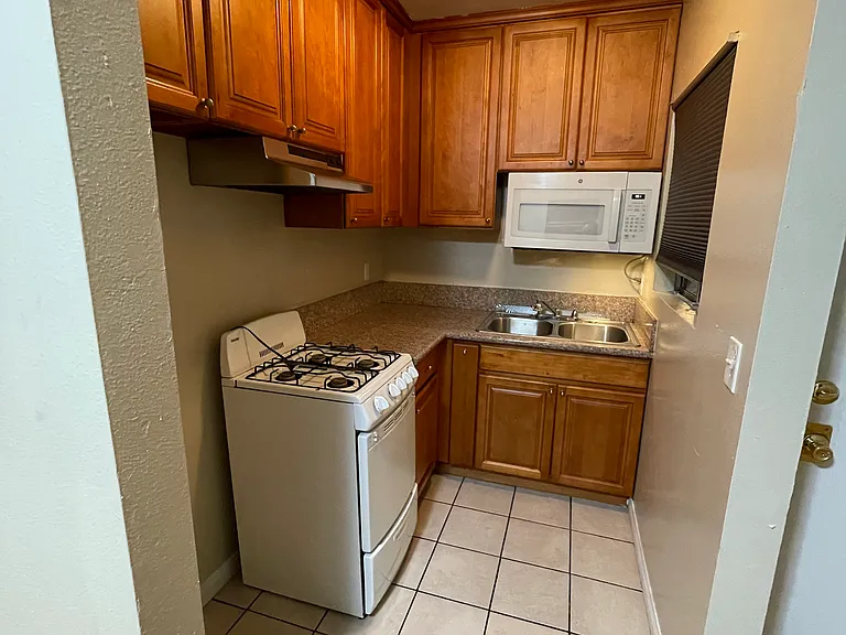 6944 Kester Ave — Photo 16