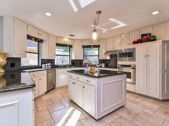 2nd image of 4703 Villa Vera Dr