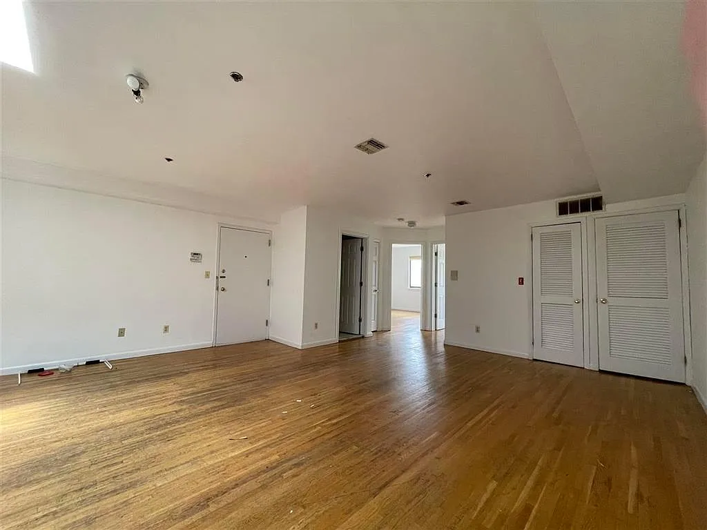 4 bed, 1300 sqft, $5,800 — Photo 2