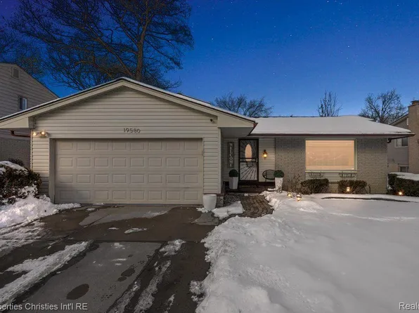 19580 Northbrook Dr, Southfield, MI 48076