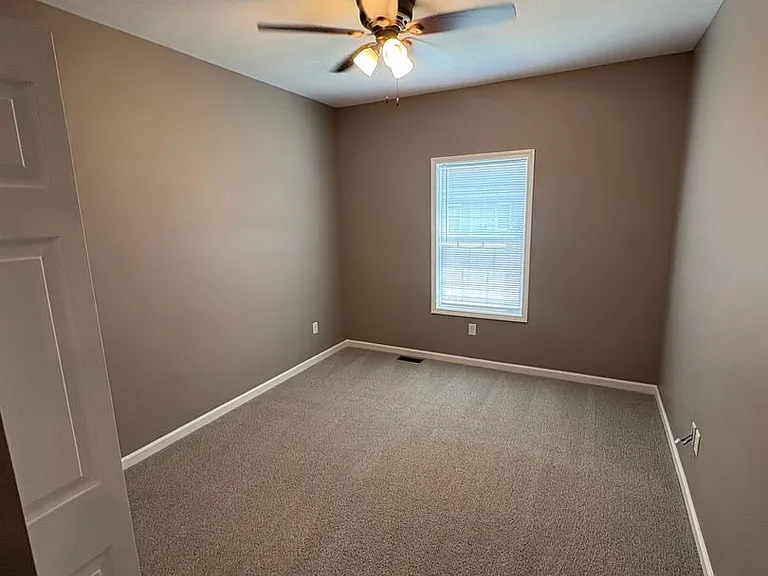 709 Stephanie Ct — Photo 11