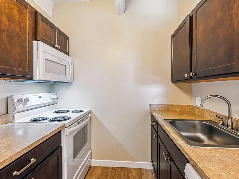 Heritage House Apartments — Photo 16