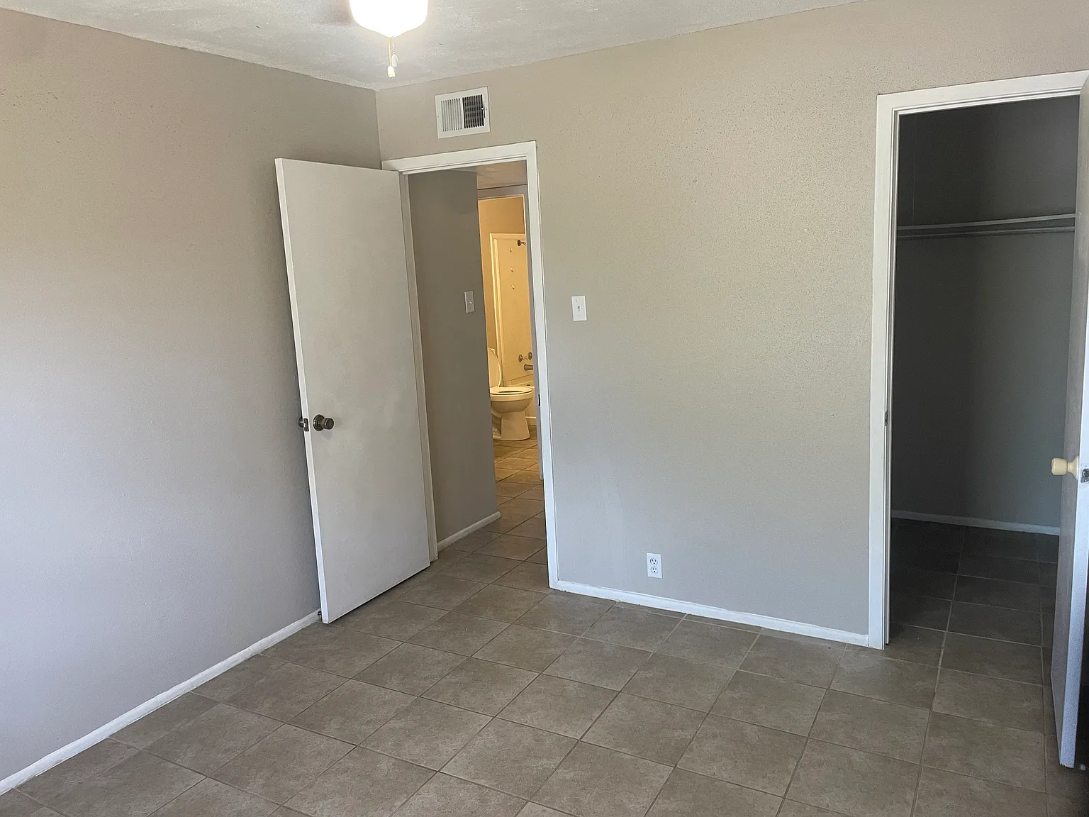 2 bed, 750 sqft, $900 — Photo 2