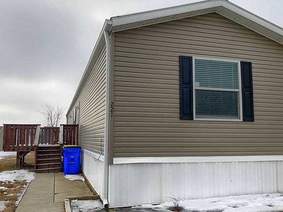 3rd image of 228 Golfview Ct #221