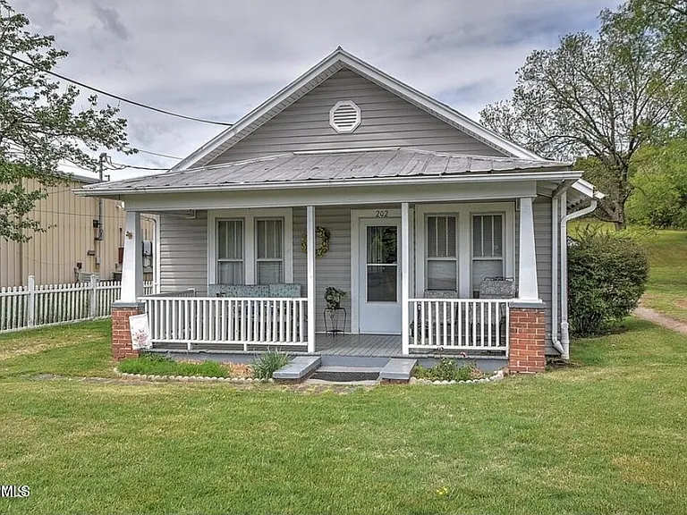 202 Main St W — Photo 3