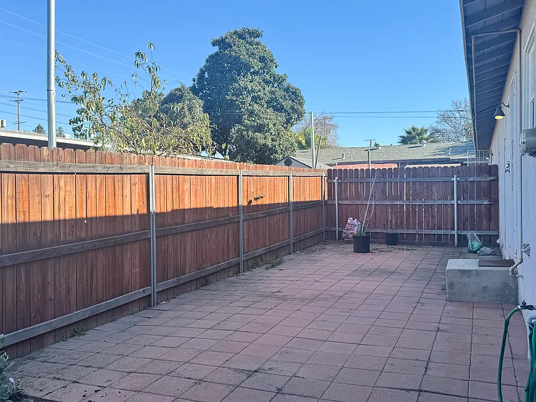 W La Paloma St — Photo 1