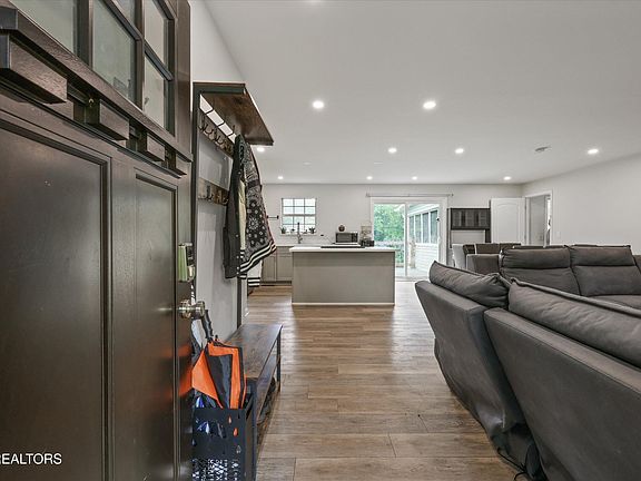 4th image of 3046 Johnston Rd