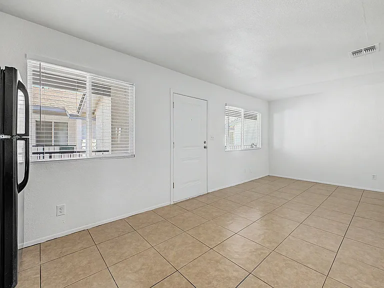 Twin Palms Apartments — Photo 10