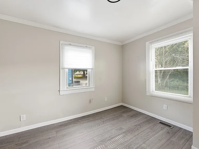 214 Markham St — Photo 15