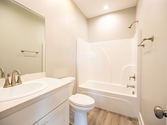 4320-LOUISIANA-AVE-Unit-20-bathroom_11192025