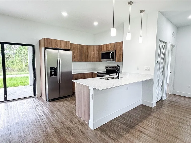 1148 Craft St E — Photo 9