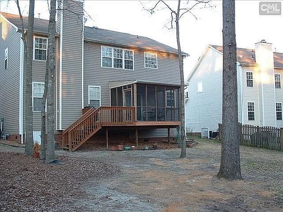 Screened in room in back