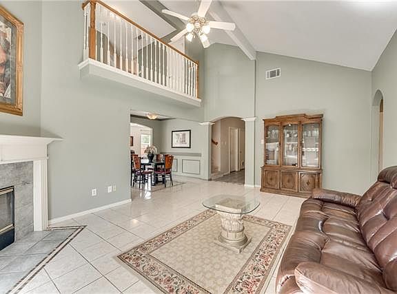 5th image of 811 Yellowstone Dr