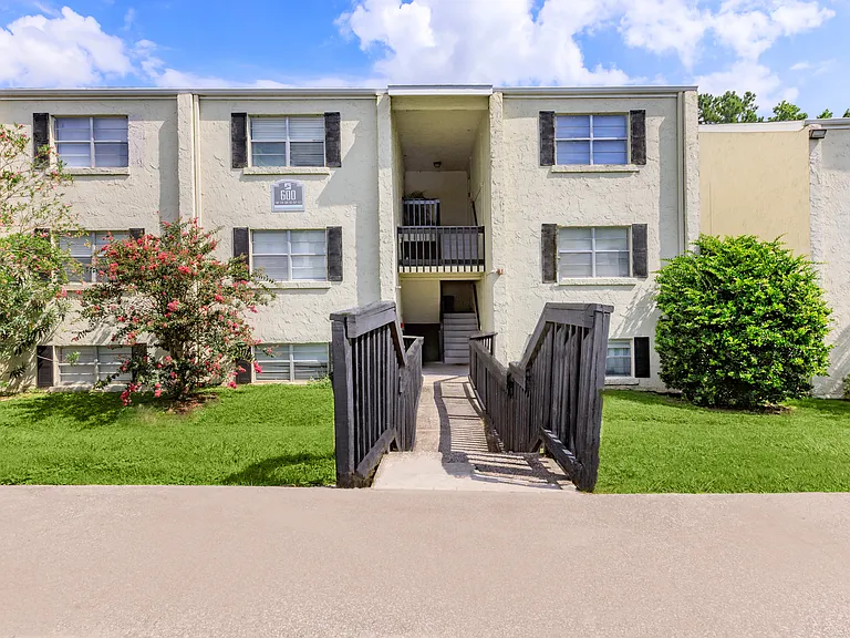 Silversmith Creek Apartments — Photo 2