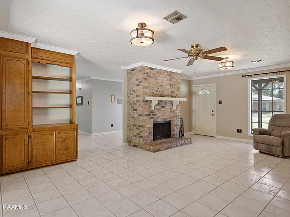 4th image of 923 Eaton Dr