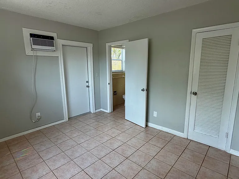 3041 NE 20th Ter #4 — Photo 7