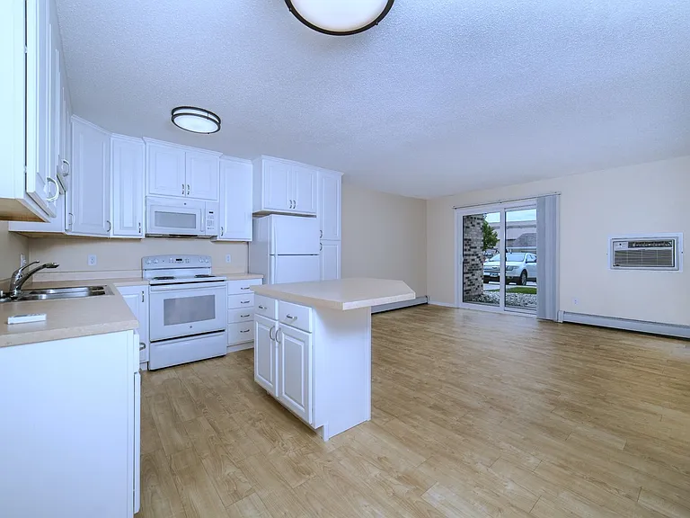 Golden Creek Apartments — Photo 13