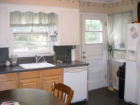 5th image of 215 Wilson Ave