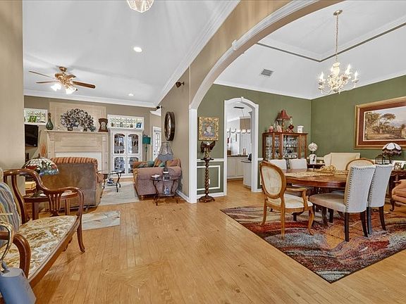 3rd image of 1704 S Bowen Rd