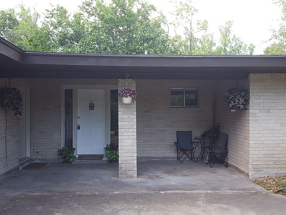 Covered patio, 2 entries