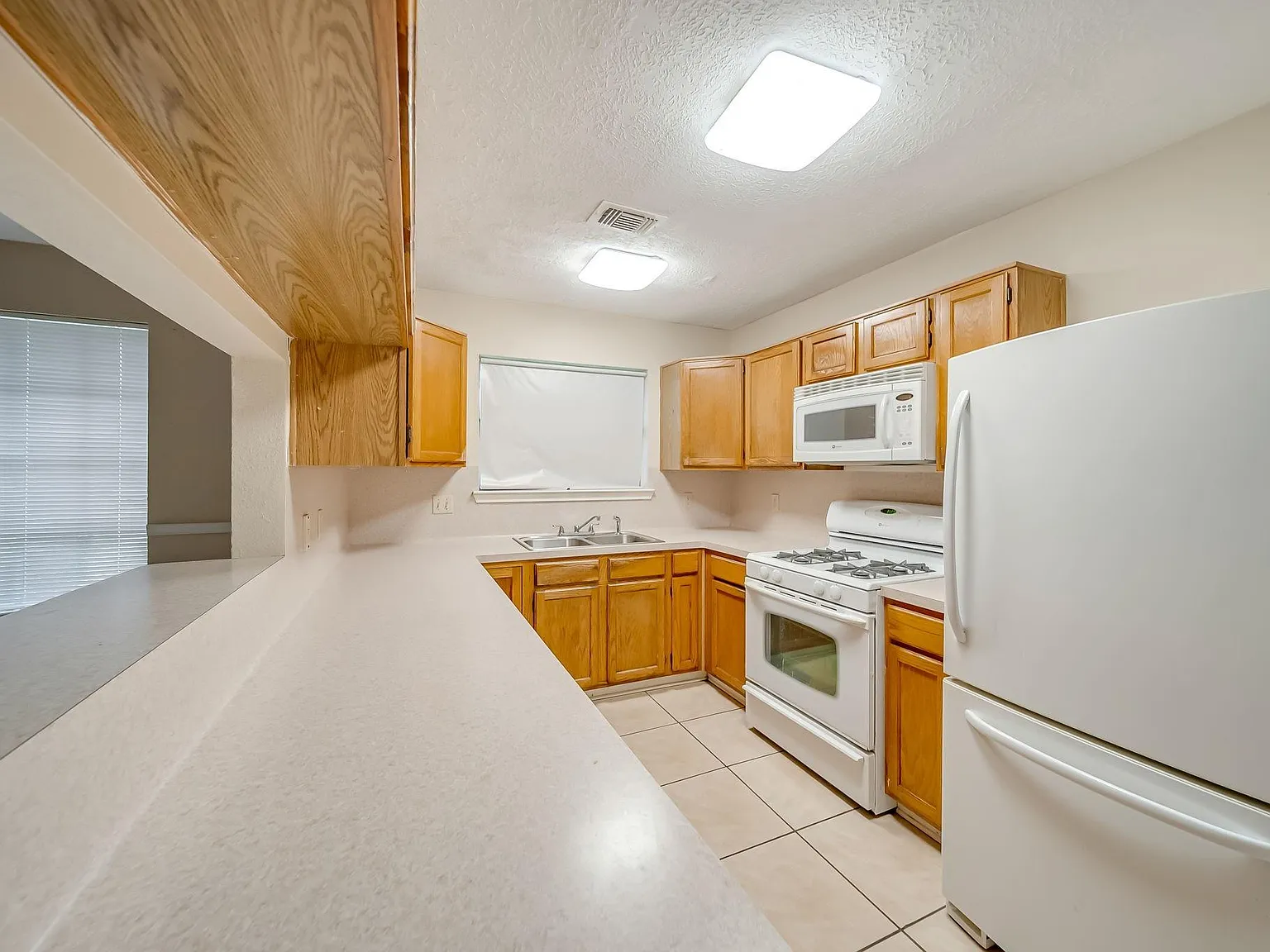 3 bed, 2.5 bath, 1678 sqft, $2,075 — Photo 3