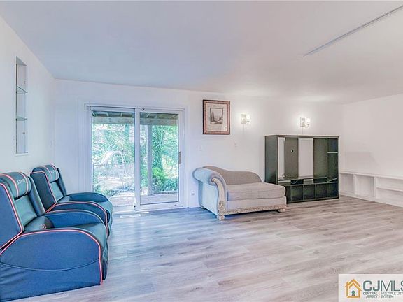 3rd image of 23 Colonial Lake Dr