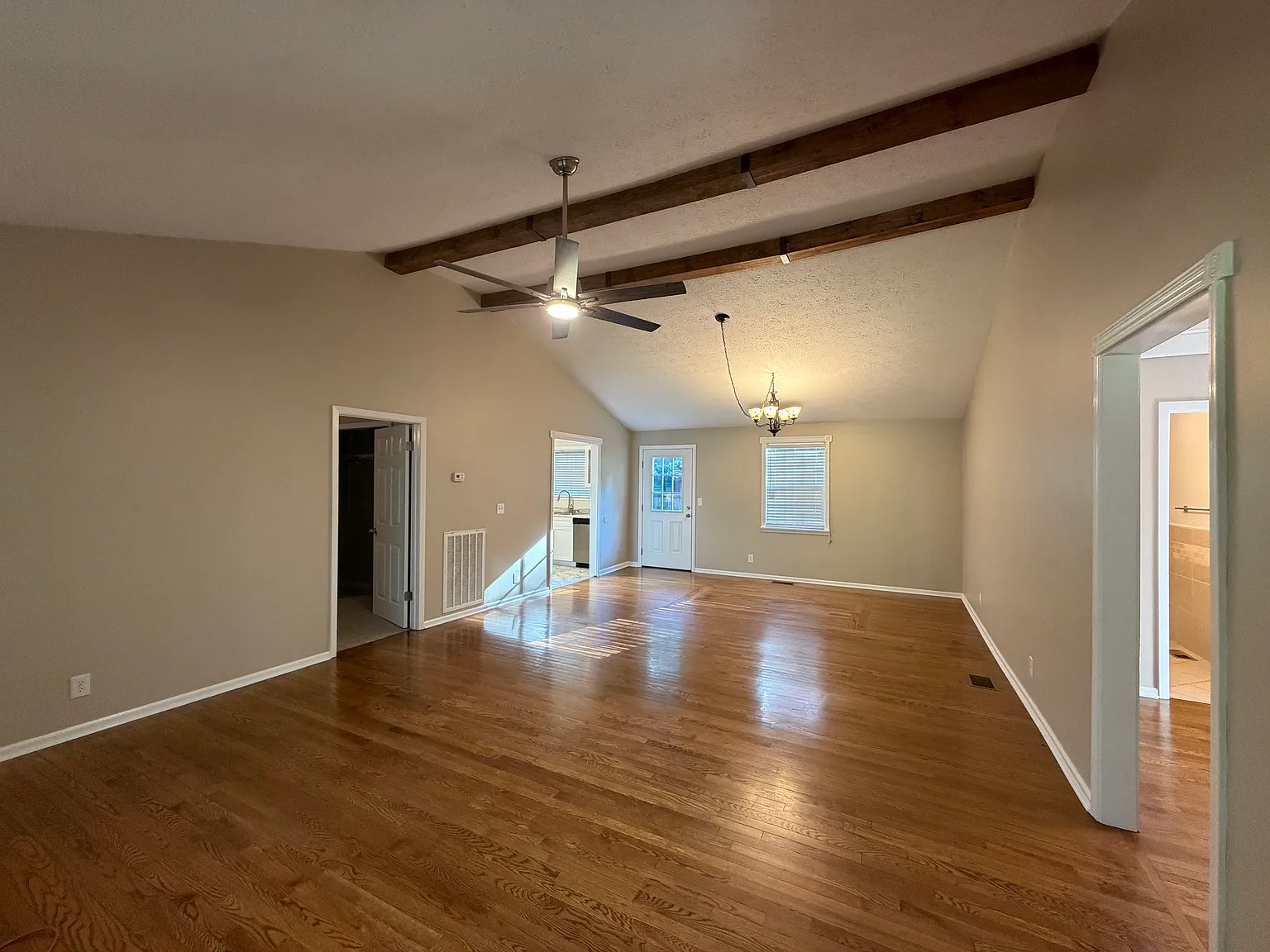 3 bed, 1456 sqft, $2,200 — Photo 4