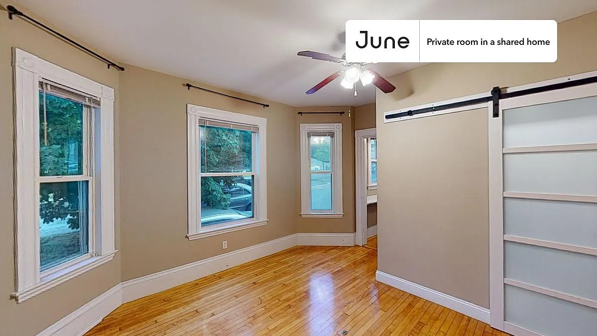 Full bedroom in 6 bed/2 bath home in Brighton #1301 B — Photo 2