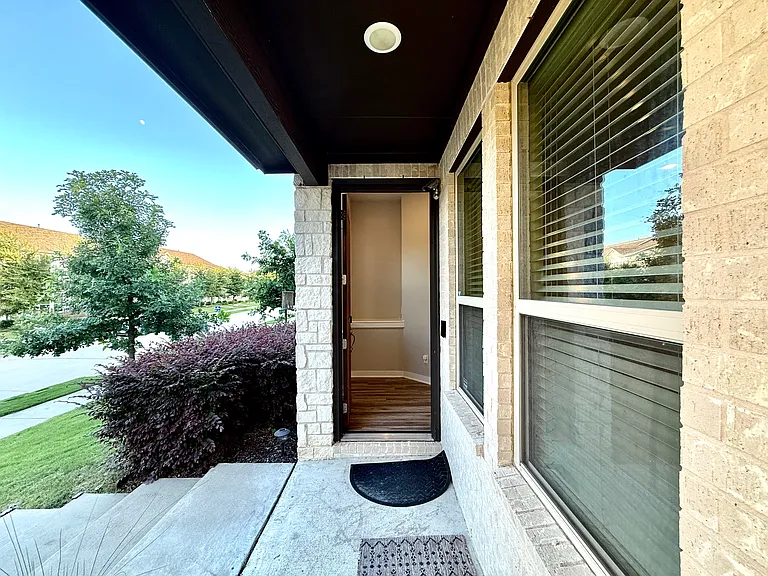 1321 Pebblebrook Ln — Photo 2