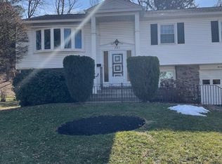 285 Golf Hills Rd, Havertown, PA 19083