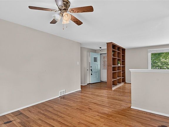 3rd image of 385 Maplewood Dr