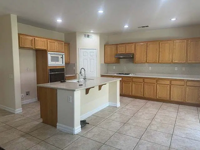4 bed, 3.0 bath, 3406 sqft, $3,950 — Photo 4