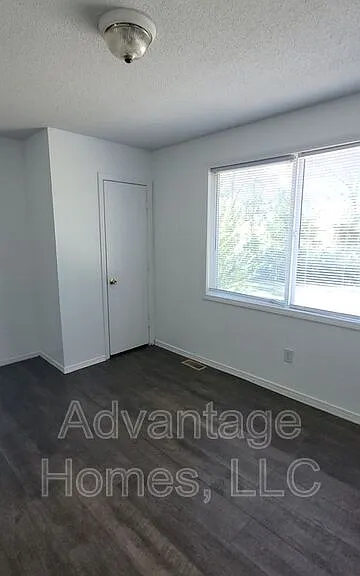 711 N 70th Ter — Photo 3