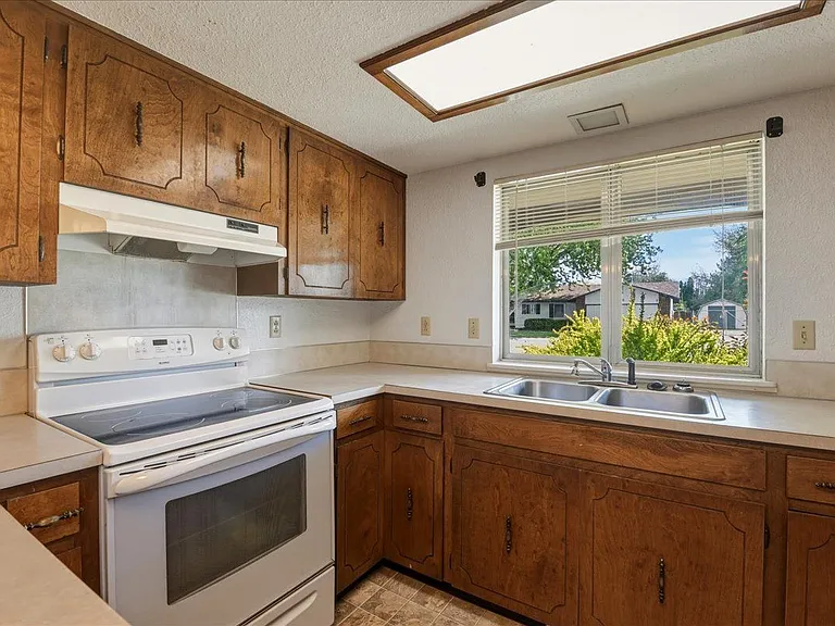 117 N Homedale Ave — Photo 9