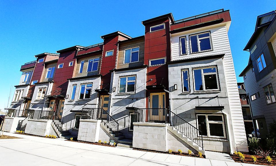 2nd image of 928 7th Ave Ne