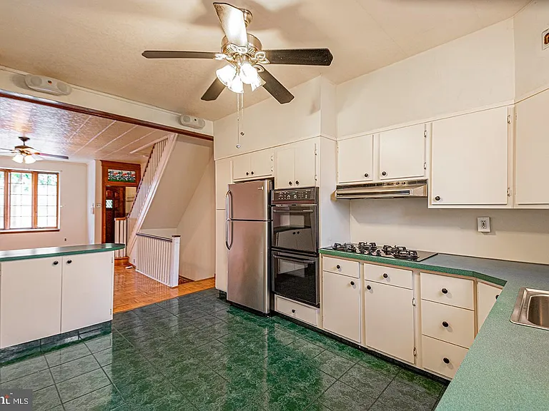 1136 Cross St — Photo 5