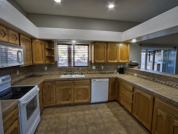 5th image of 4067 Bluegrass Dr