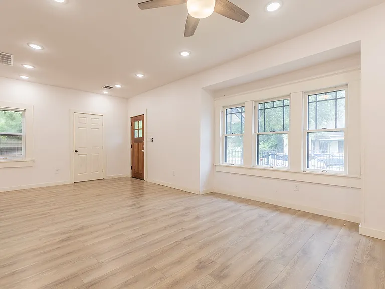 1010 Burnet St — Photo 6