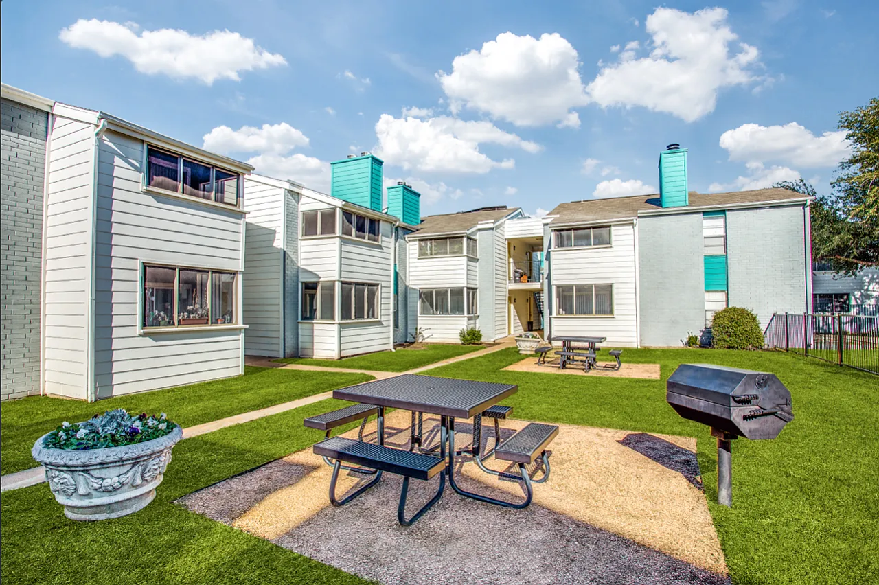 Sagamore Apartments — Photo 1