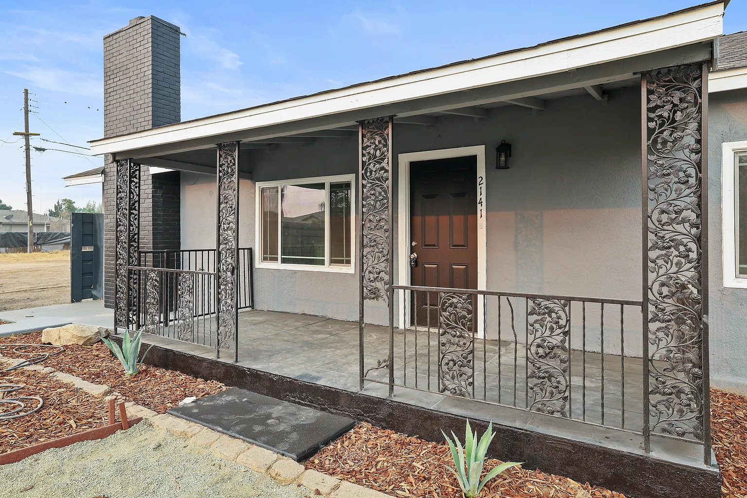 2141 N Valentine Ave photo 1
