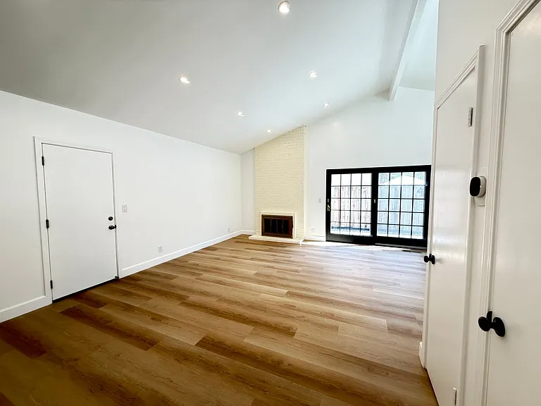 9887 Broadmoor Dr — Photo 14