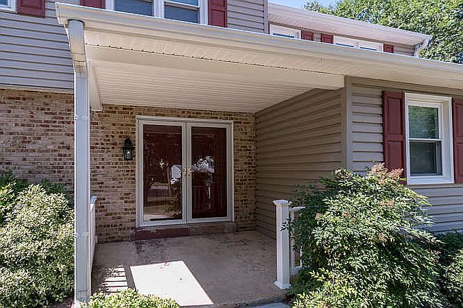 Covered porch entry way
