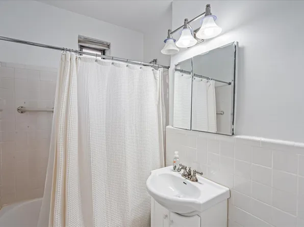 162-01 Powells Cove Boulevard image 13 of 27