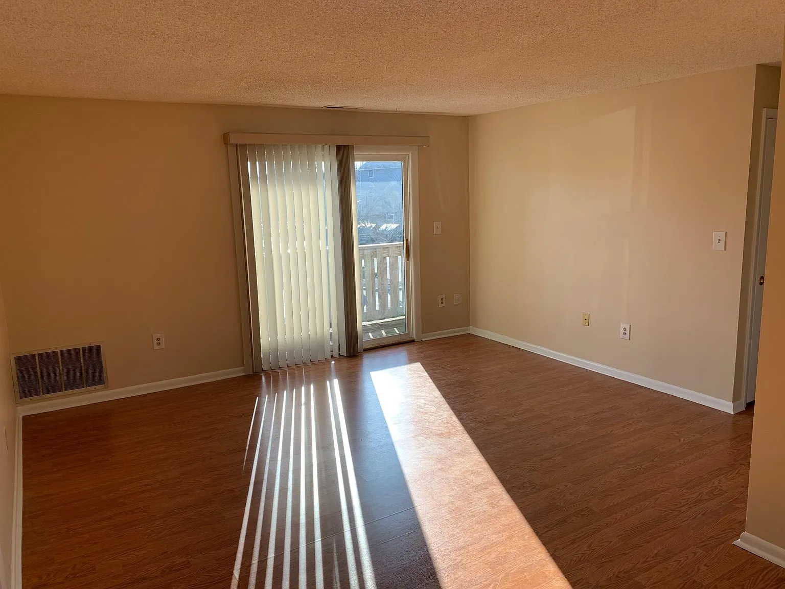1006 Ravens Crest Dr — Photo 2