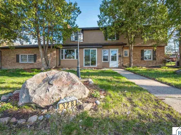 328 S Redwood Dr, Mankato, MN 56001