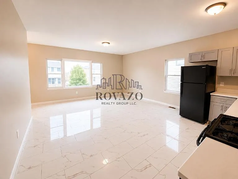 3 bed, 700 sqft, $2,395 — Photo 4