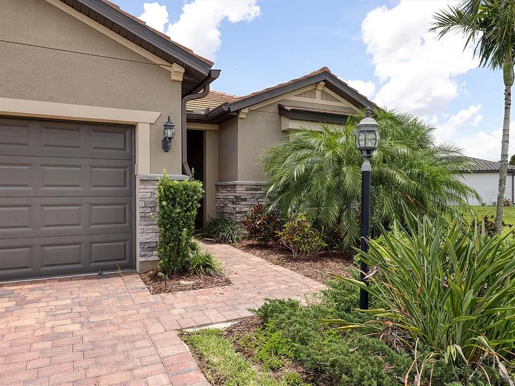 2 bed, 2.0 bath, 1873 sqft, $3,900 — Photo 2